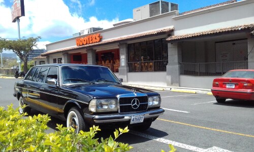 Hooters-restaurant-ruta-27-plaza-Itzcazu-COSTA-RICA-LIMOSINA14d558dae28fdd1b.jpg